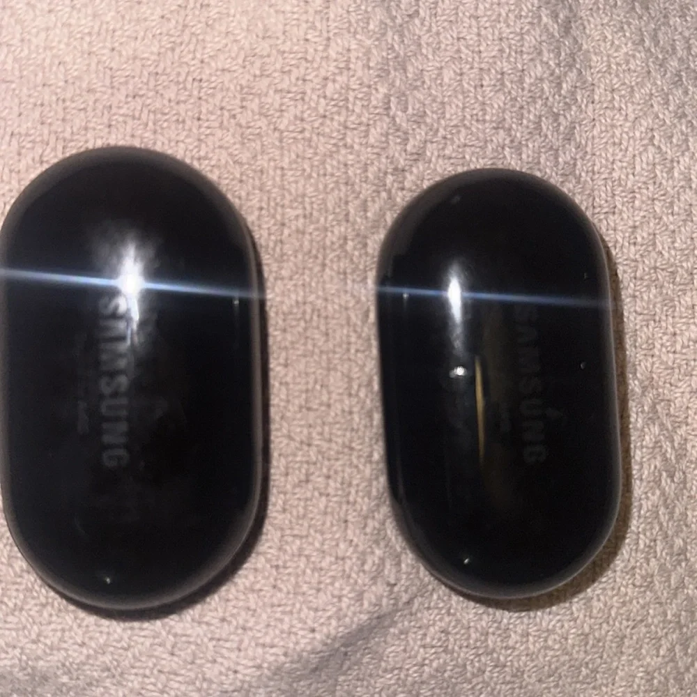 Selling 2 pairs of Samsung earbuds